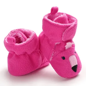 Scarpine neonato in pile rosa con simpatico ricamo fenicottero per l'inverno