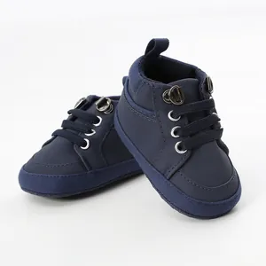 Vue détaillée de chaussures de marche pour bébé bleues montantes avec semelles souples.