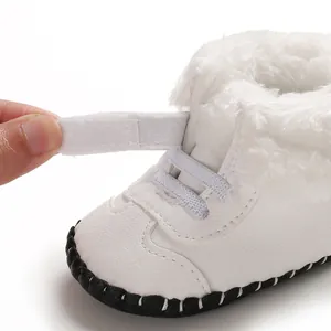 Nahaufnahme des weißen Baby-Schneestiefels mit Kunstfellfutter und Klettverschluss