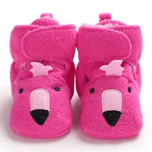 Primo piano di scarpine neonato fenicottero rosa in morbido pile con cinturino in velcro