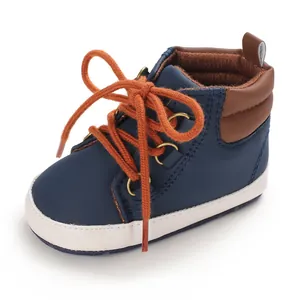 Vue latérale d'une chaussure de marche montante pour bébé bleue à semelle souple