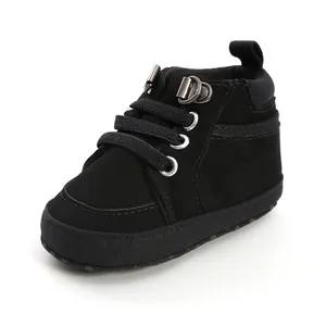 Détail d'une chaussure montante de marche pour bébé en daim noir à semelle souple