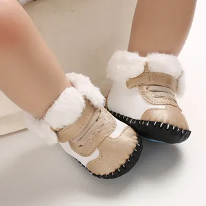 Detailansicht warmer Baby-Schneestiefel mit weicher Gummisohle und Pelzbesatz.