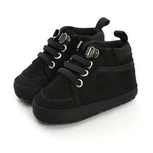 Vue détaillée des chaussures de marche montantes noires pour bébé avec semelle souple