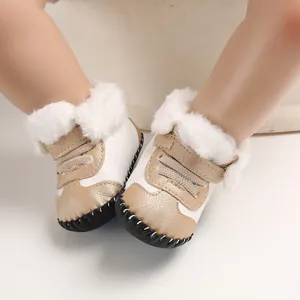 Nahaufnahme warmer Babystiefel mit weicher Gummisohle und flauschigem Kunstfellfutter.