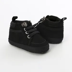 Vue détaillée des baskets montantes noires à semelle souple pour bébés garçons.