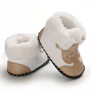 Detailansicht warmer weißer Baby-Schneestiefel mit weichem Kunstfellfutter und Goldakzenten
