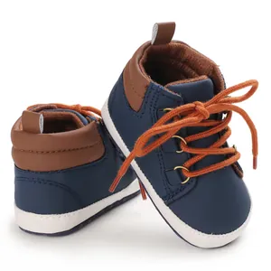 Vue détaillée de chaussures de marche montantes pour bébé en bleu marine et marron