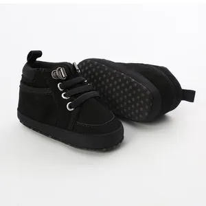 Gros plan de chaussures de marche pour bébé noires à semelles souples