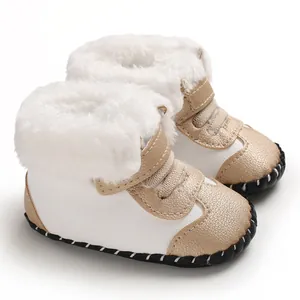 Detailansicht der gemütlichen weißen und goldenen Baby-Schneestiefel mit Kunstfellfutter