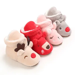 Quattro paia di stivaletti invernali per neonati in beige, rosso, rosa e grigio.