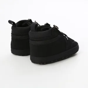 Détail de la vue arrière des chaussures de marche montantes noires pour bébé à semelle souple