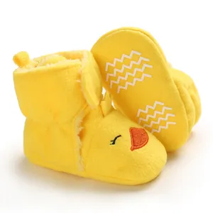 Dettaglio di scarpe da primi passi per neonati giallo papera antiscivolo
