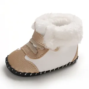 Detailansicht der gemütlichen weißen Baby-Schneestiefel mit weichem Pelzbesatz