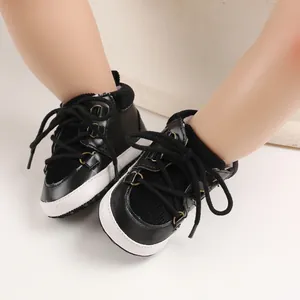 Vue détaillée de chaussures de marche élégantes pour bébé à semelle souple noir et blanc
