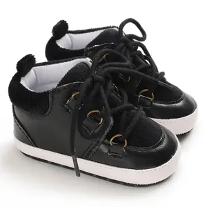 Gros plan détaillé de chaussures de marche noires pour bébé avec semelles souples blanches