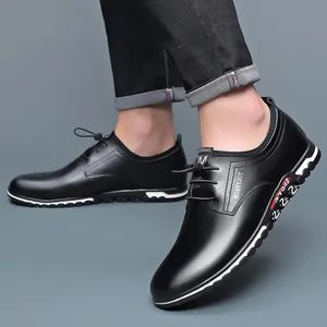Schwarze Herren-Slipper aus Leder mit weicher Sohle für Alltag und Autofahren.