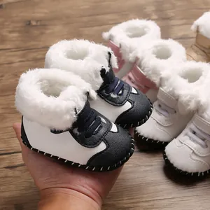 Detailansicht warmer, plüschgefütterter Babystiefel mit rutschfesten Gummisohlen