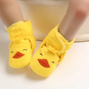 Scarpine neonato a forma di papera gialla con calda fodera in peluche per inverno
