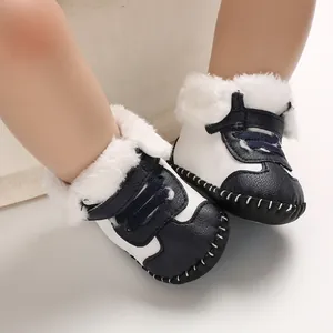 Nahaufnahme von Baby-Wintersneakern mit dickem Kunstfellfutter und rutschfester Weichgummisohle.