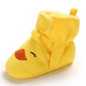 Dettaglio ravvicinato delle scarpine neonato a forma di pulcino in peluche