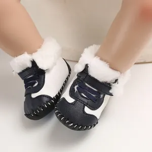 Nahaufnahme von blau-weißen Baby-Winterstiefeln mit einem weichen Kunstfellfutter