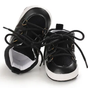 Gros plan détaillé de chaussures de marche pour bébé noires et blanches à semelle souple