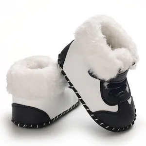 Detailansicht warmer Baby-Schneestiefel mit Gummisohle und dickem weißem Kunstfellfutter