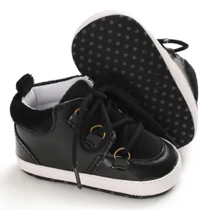 Gros plan sur des chaussures de marche pour bébé noires avec des semelles souples
