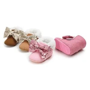 Detailansicht der Baby-Winterschuhe mit Paillettenschleifen und weichem Kunstfellfutter