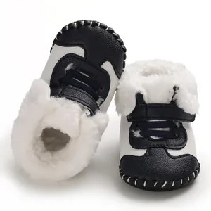 Weiße und blaue Baby-Winterstiefel mit dickem Kunstfellfutter und weicher Gummisohle
