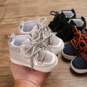 Gros plan de chaussures bébé argentées à semelle souple avec détails en velours côtelé