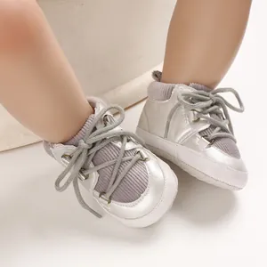 Détail de chaussures de marche argentées pour bébé avec des semelles très souples