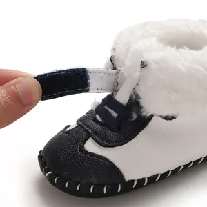 Detailansicht der warmen Winter-Babyschuhe mit Klettverschluss und weichem Kunstfellfutter