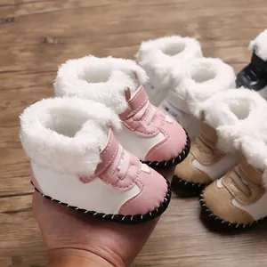 Nahaufnahme von rosa Baby-Winterstiefeln mit weißem Kunstfellfutter und weicher Sohle