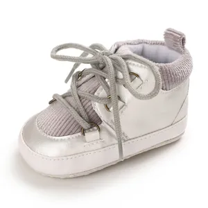 Vue détaillée des chaussures de marche argentées pour bébé avec des accents en velours