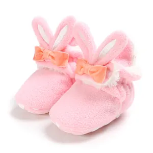 Schattige roze pluche babyloopschoentjes met konijnenoren en kleine strik decoratie