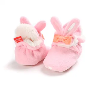 Roze pluche babyschoentjes met konijnenoren, zachte zool en voering