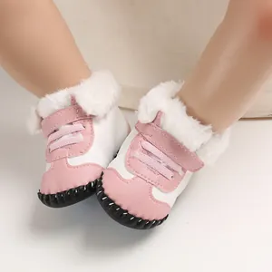 Detail von rosa-weißen Baby-Winterstiefeln mit warmem Fleecefutter und weicher Sohle