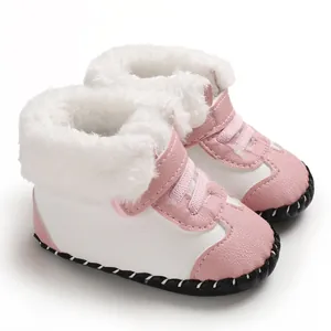 Detailansicht der rosa-weißen Baby-Schneestiefel mit flauschigem Kunstpelzfutter und Weichsohle