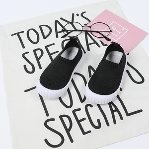 Atmungsaktive schwarze Strick-Kinderschuhe mit weicher weißer Sohle im Lifestyle-Set