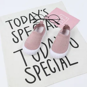 Atmungsaktive rosa Strickschuhe für Kleinkinder mit weichen weißen Sohlen, flacher Stil