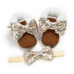 Braune gefütterte Babyschuhe mit goldener Paillettenschleife und passendem Stirnband