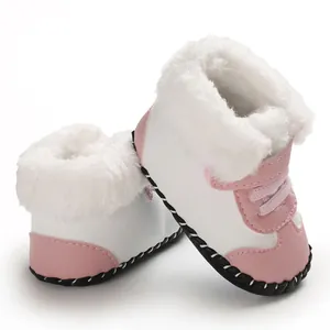 Detailansicht der rosa-weißen Baby-Schneestiefel mit Plüschfutter und weicher Sohle