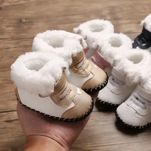 Nahaufnahme von warmem Kunstfellfutter und weichen Gummisohlen an Winterstiefeln für Babys