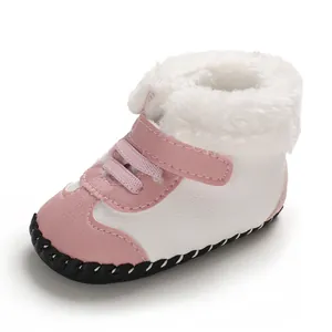Detailansicht der Baby-Winterstiefel mit rosa Kunstleder und weißem Kunstfellfutter