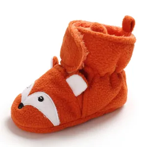 Vista laterale di scarpine neonato volpe arancione con fodera in peluche