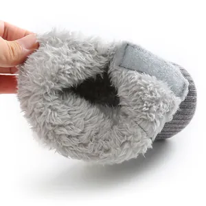 Gros plan sur la doublure en peluche grise épaisse à l'intérieur d'une botte de bébé.