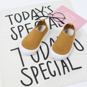 Gelbe atmungsaktive Fly-Knit-Sneaker für Kinder mit weichen weißen Sohlen