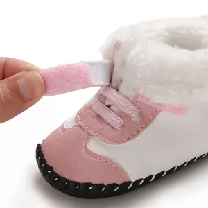 Detailansicht rosa Baby-Schneestiefel mit Kunstfellfutter und Klettverschluss.